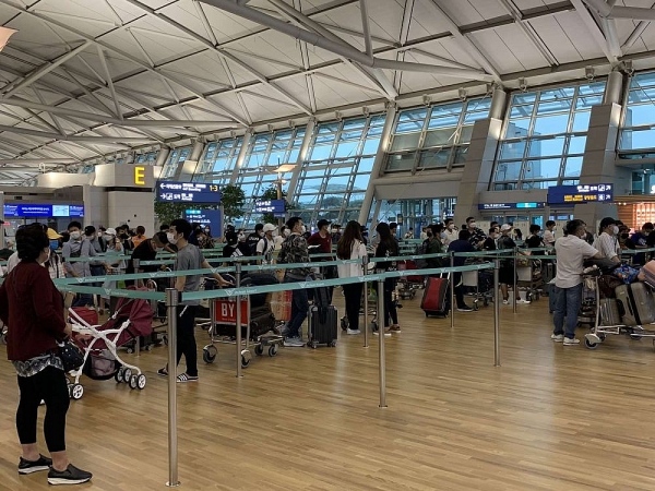 Ngày 9/8, sân bay Tân Sơn Nhất đón hơn 300 công dân Việt Nam từ Hàn Quốc trở về