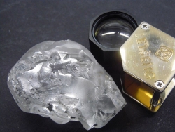 Viên kim cương 'khủng' mới nhất trị giá hàng chục triệu USD tìm thấy ở quốc gia nào?