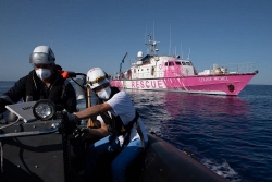 Tàu cứu hộ Louise Michel kêu gọi 'hỗ trợ khẩn cấp' người di cư ở Địa Trung Hải
