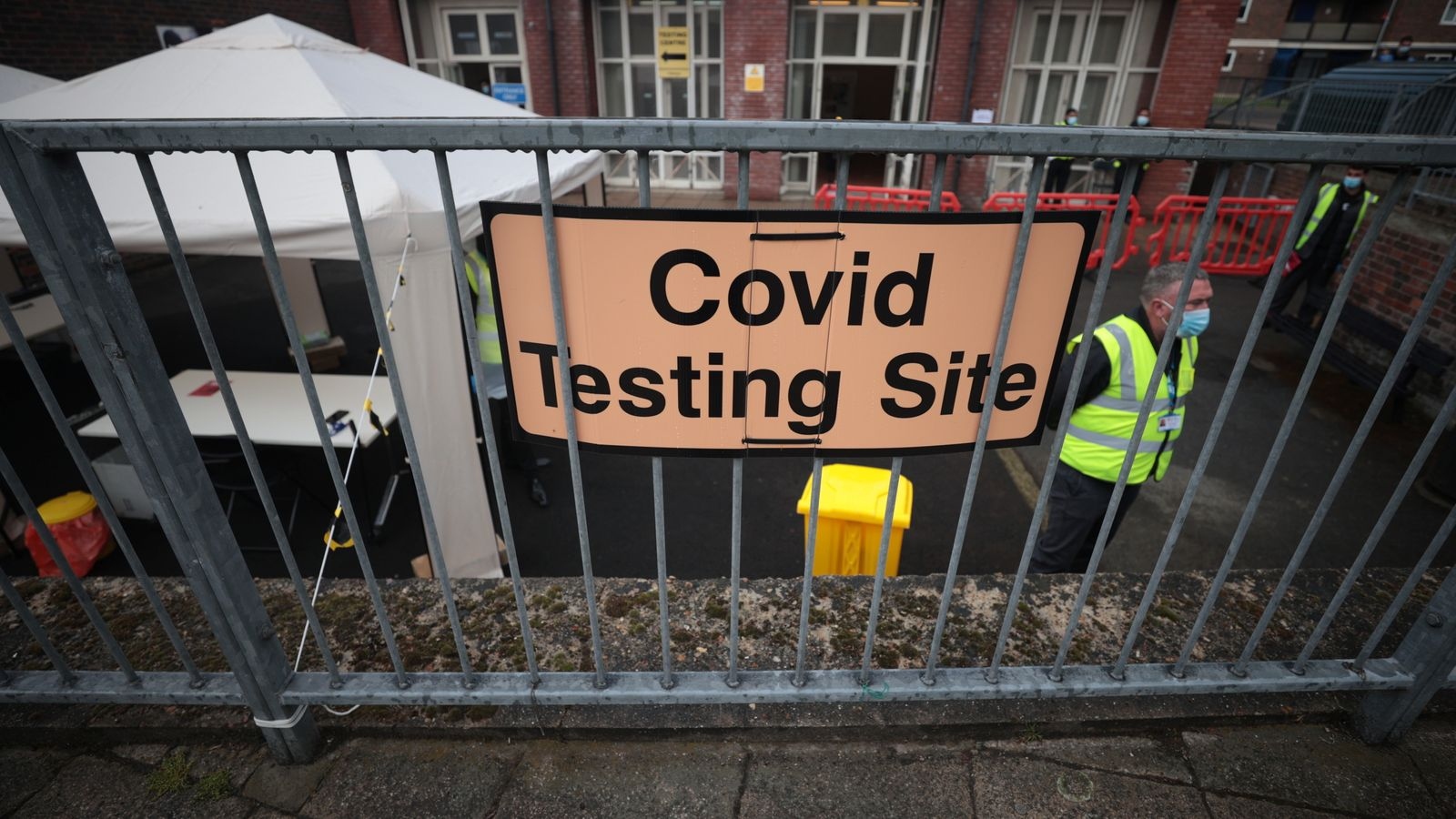 Số ca mắc mới Covid-19 ở Anh giảm 33% trong tuần qua. (Nguồn: Reuters)