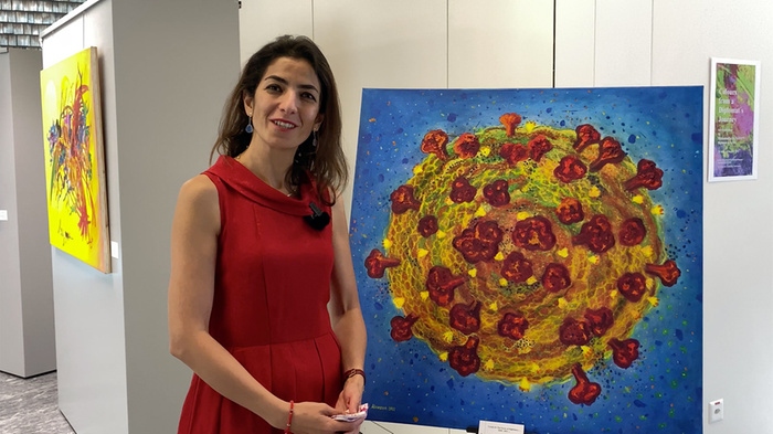 Bức tranh vẽ virus corona, yếu tố trọng tâm trong ngoại giao của bà Mohamadia Alnasan trong gần 2 năm qua.