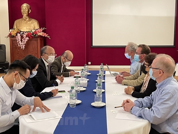 Vietnamese Ambassador Dinh Toan Thang speaks at the working session. (Photo: VNA)
