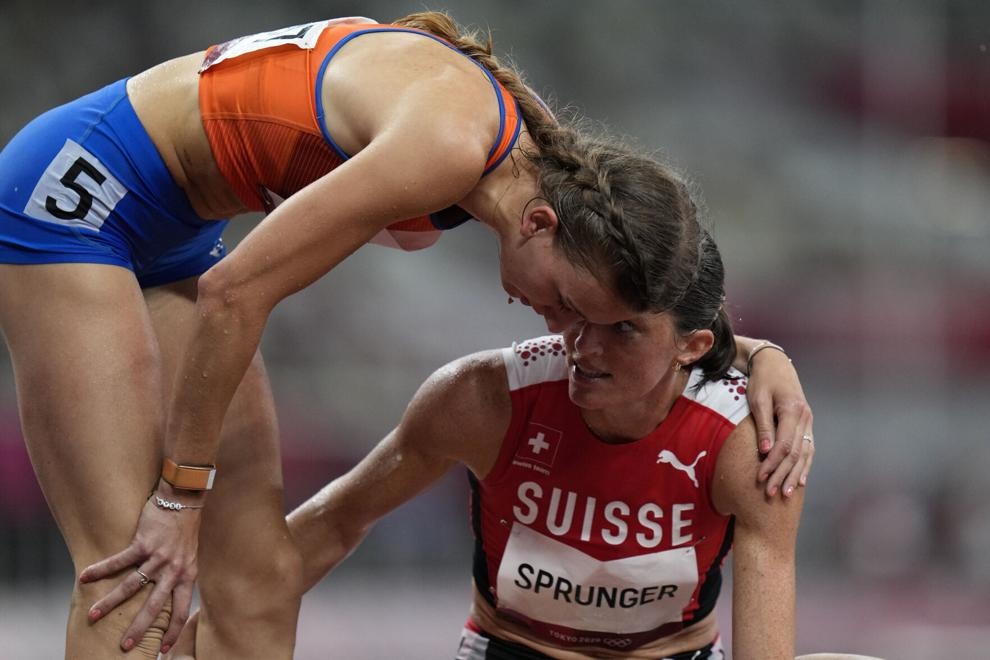 Vận động viên điền kinh Femke Bol (Hà Lan, bên trái) ôm Lea Sprunger (Thụy Sỹ) sau trận bán kết 400m vượt rào nữ tại Olympic Tokyo 2020 ngày 2/8. (Nguồn: AP)