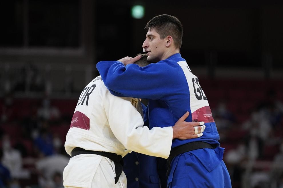 Vận động viên judo Eduard Trippel (Đức, bên phải) “vỗ về” Michael Zgank (Thổ Nhĩ Kỳ) bị đánh bại trong vòng bán kết judo nam hạng cân dưới 90kg ngày 28/7. (Nguồn: AP)