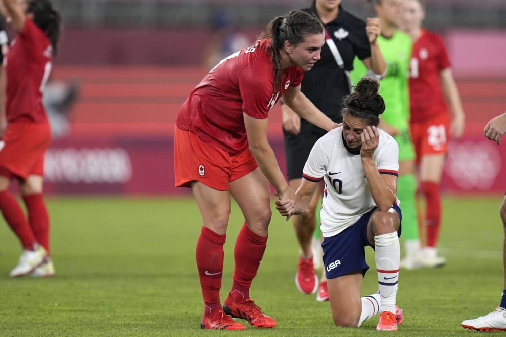 Cầu thủ bóng đá người Canada Vanessa Gilles an ủi Carli Lloyd (Mỹ) sau trận bán kết bóng đá nữ ngày 2/8 tại Kashima. Chung cuộc, Canada thắng 1-0. (Nguồn: AP)