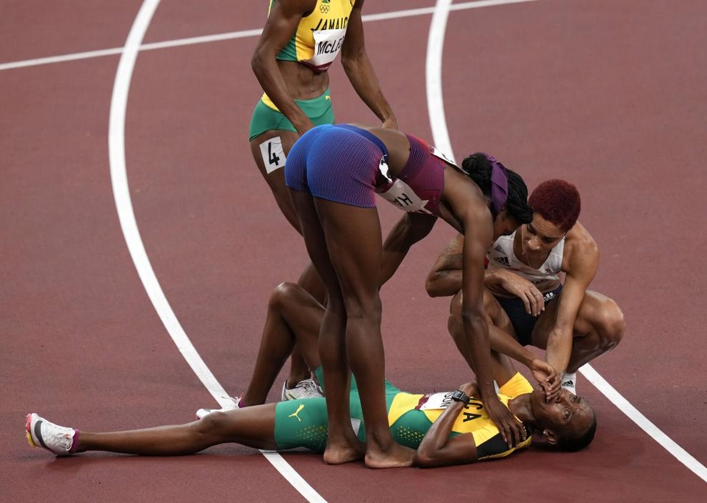 Đồng đội và đối thủ vỗ về ngôi sao điền kinh Jamaica Stephenie Mcpherson khi cô chỉ về thứ 4 đường đua 400m nữ tại Olympic Tokyo 2020, ngày 6/8 tại Tokyo. Đối với Jamaica, huy chương vàng nội dung này tại Thế vận hội vẫn còn là một giấc mơ. (Nguồn: AP)