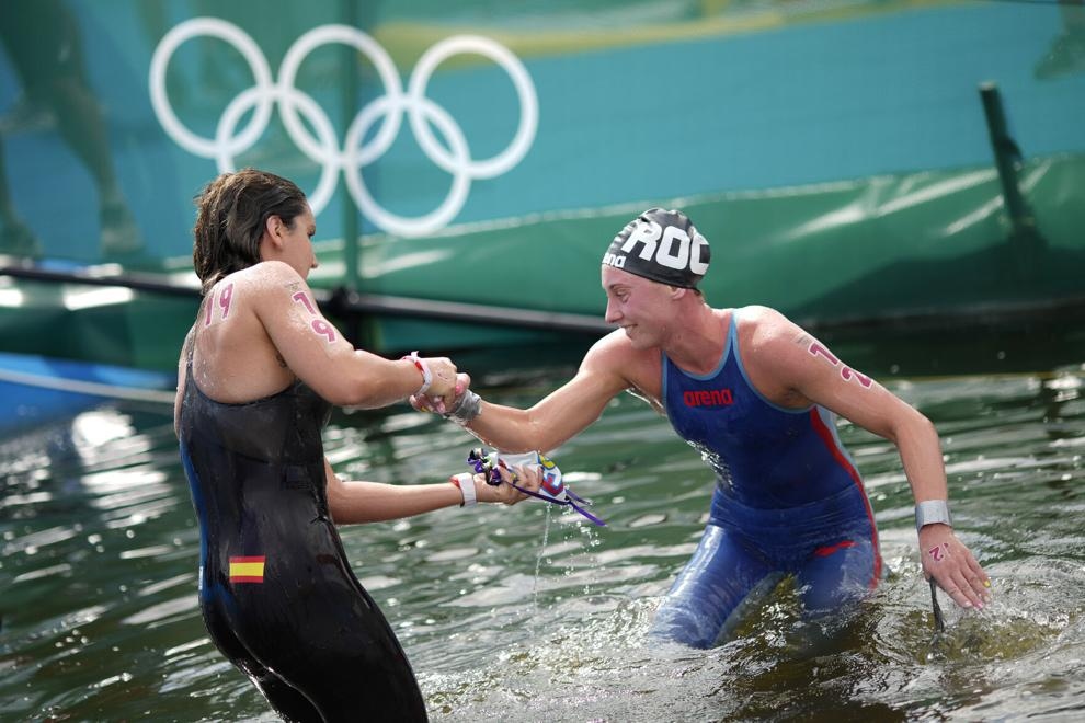 Vận động viên bơi lội người Tây Ban Nha Paula Ruiz Bravo, 22 tuổi giúp đỡ Anastasia Kirpichnikova (Ủy ban Olympic Nga) sau khi họ hoàn thành nội dung bơi marathon nữ ngày 4/8 tại Tokyo. (Nguồn: AP)