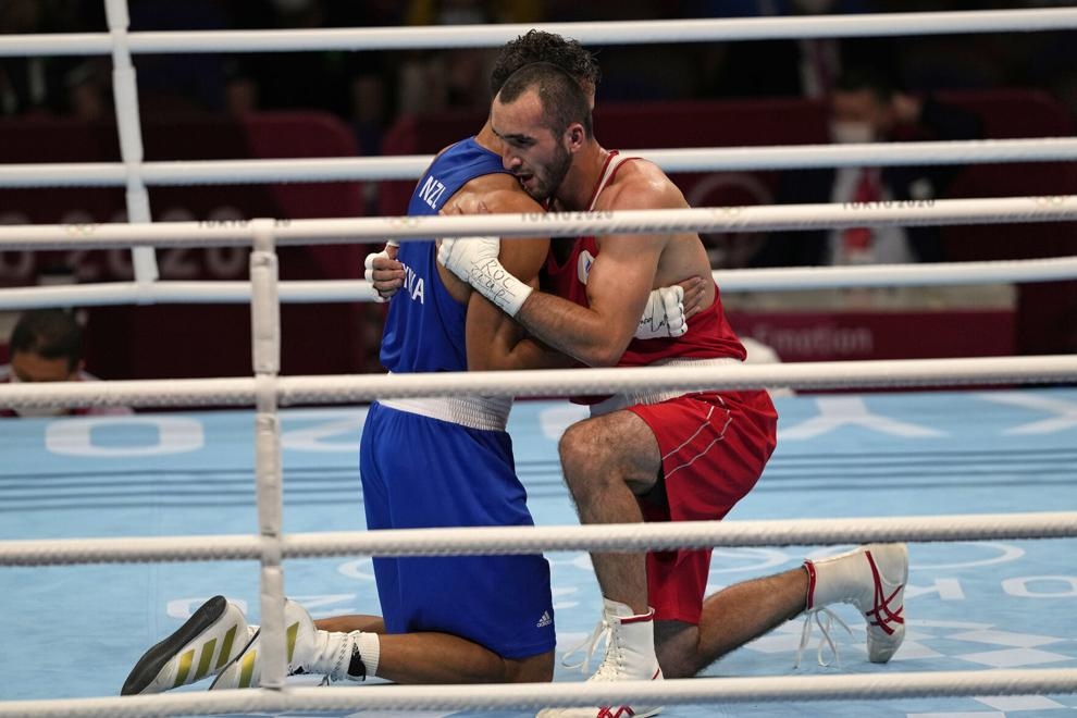 Cái ôm hữu nghị giữa vận động viên quyền Anh Muslim Gadzhimagomedov (Ủy ban Olympic Nga) và David Nyika (New Zealand) sau trận bán kết quyền Anh hạng nặng 91kg nam ngày 3/8 tại Tokyo. Muslim Gadzhimagomedov sau đó đã dừng bước trước Julio la Cruz (Cuba) ở