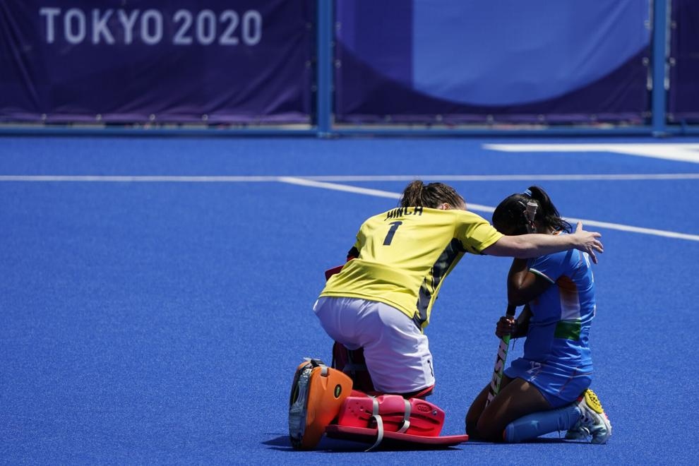 Thủ môn đội tuyển Anh Claire Hinch (trái) an ủi Neha Neha (Ấn Độ) ngay sau khi giành chiến thắng trong trận tranh huy chương đồng khúc côn cầu nữ ngày 6/8 tại Tokyo. Chung cuộc, đội tuyển Anh thắng 4-3. (Nguồn: AP)
