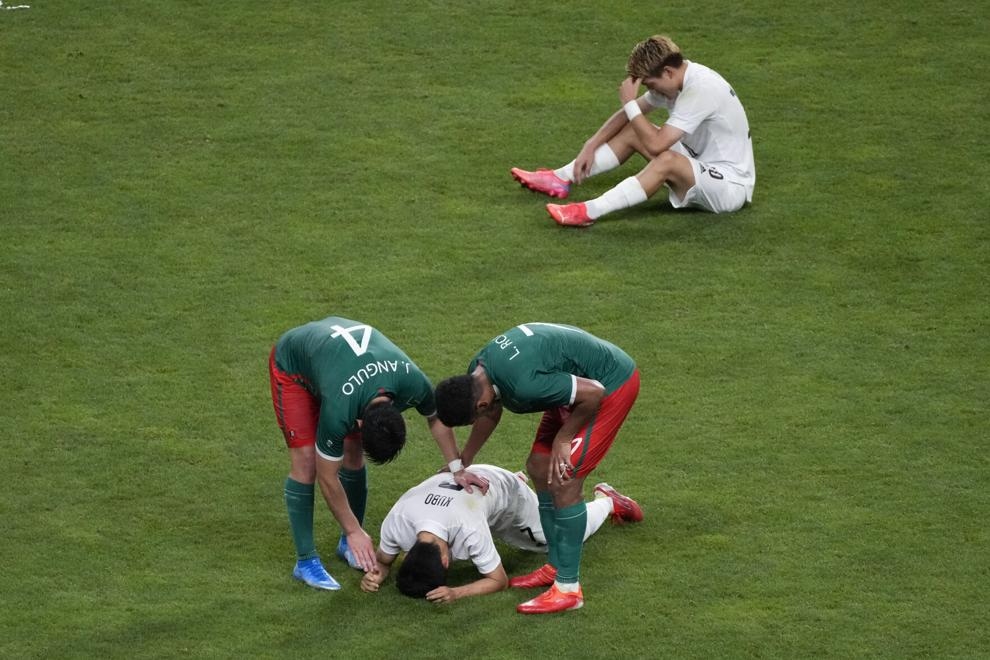 Cầu thủ bóng đá người Mexico Jesus Angulo và đồng đội Luis Romo vỗ về đối thủ người Nhật Bản Takefusa Kubo sau trận tranh huy chương đồng môn bóng đá nam ngày 6/8 tại Saitama. (Nguồn: AP)