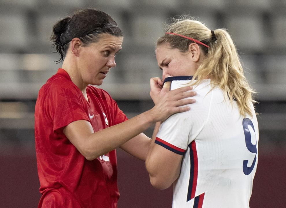 Chiến thắng 1-0 của đội tuyển bóng đá nữ Canada trước đội tuyển Mỹ trong trận bán kết ngày 2/8 tại Kashima không có nghĩa là cầu thủ người Canada Christine Sinclair thờ ơ với nỗi buồn của tiền vệ số 9 Lindsey Horan của Mỹ. (Nguồn: Canadian Press/AP)