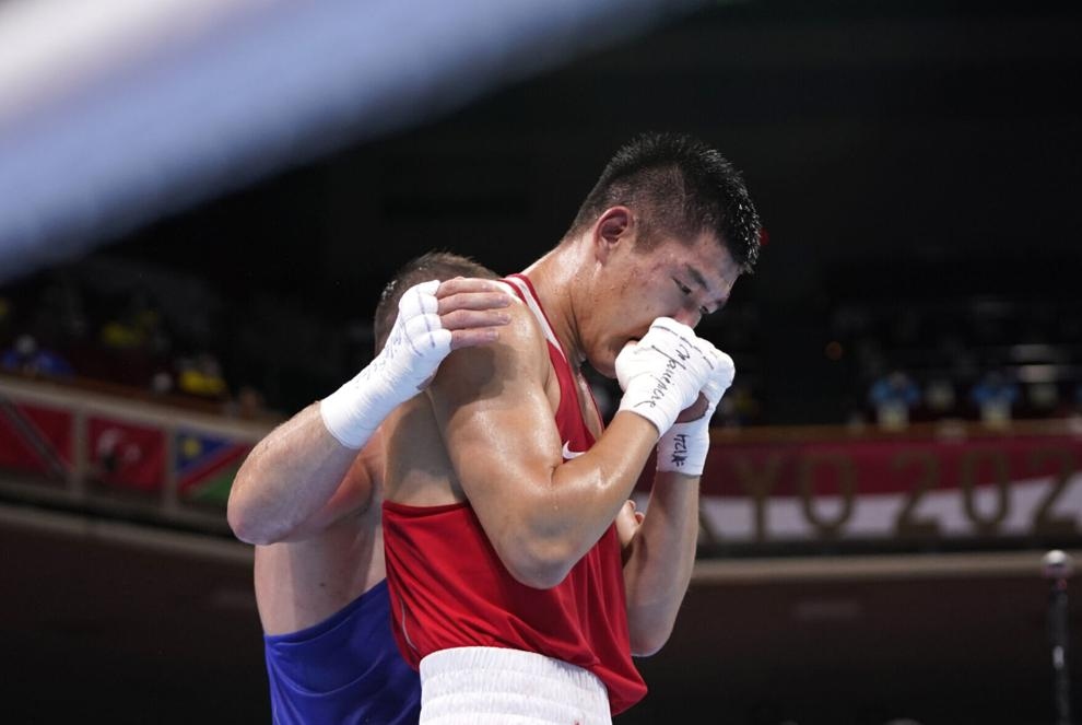 Võ sĩ Imam Khataev (Ủy ban Olympic Nga) an ủi đối thủ Bekzad Nurdauletov (Kazakhstan) sau khi anh chiến thắng nội dung quyền Anh hạng nặng 81kg nam ngày 28/7 tại Tokyo. (Nguồn: AP)