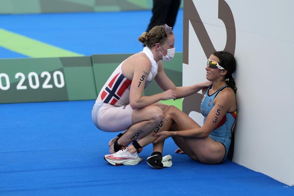 Sau khi kết thúc cuộc thi ba môn phối hợp cá nhân nữ ngày 27/7 tại Tokyo, vận động viên người Bỉ Claire Michel, 32 tuổi và Lotte Miller (Na Uy), 25 tuổi trông giống như chị em hơn là đối thủ. (Nguồn: AP)