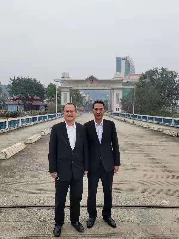 Tổng Lãnh sự Nguyễn Trung Hiếu và Chủ tịch Tập đoàn Sunwah Group Hong Kong Jonathan Choi tại cửa khẩu Hà Khẩu – Lào Cai.
