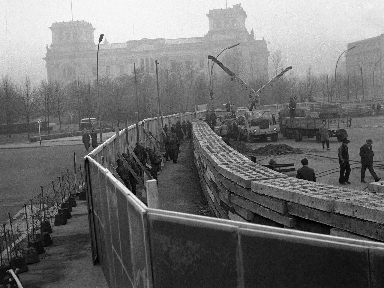 Sự khác nhau giữa Đông Đức và Tây Đức 2 Bức tường Berlin: Khi sự chia cắt "già" hơn 60 năm tuổi