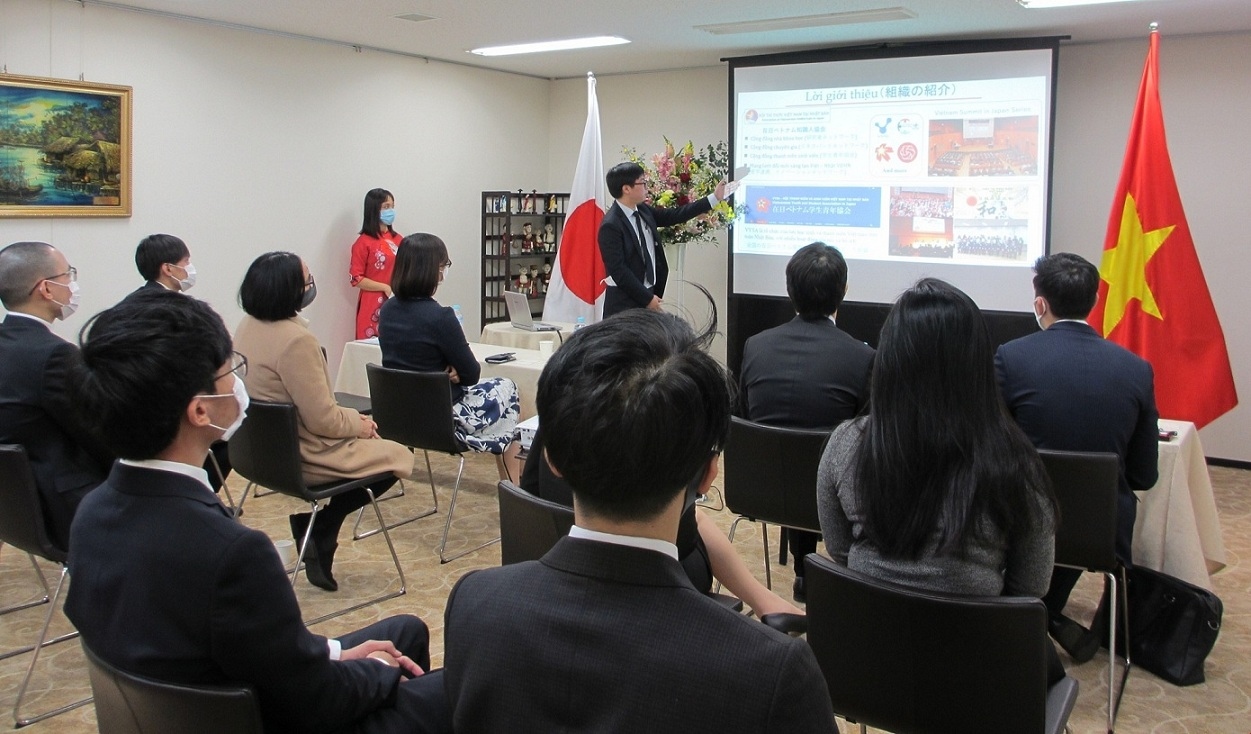 Ngày 4/12/2020, tại thủ đô Tokyo, Đại sứ quán Việt Nam tại Nhật Bản phối hợp cùng Ngân hàng MUFG và các đối tác tổ chức lễ tổng kết Chương trình hỗ trợ học phí cho các du học sinh Việt Nam ở Nhật Bản gặp khó khăn vì dịch COVID-19. (Nguồn: TTXVN)