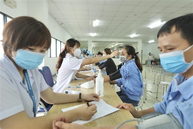 Khu vực khám sàng lọc trước tiêm tại điểm tiêm chủng vaccine phòng Covid-19, Khu công nghiệp Nội Bài. (Nguồn:  TTXVN)