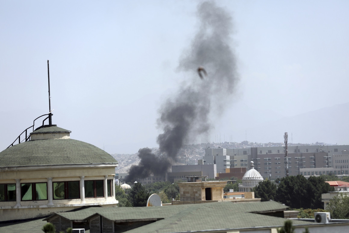 Khói bốc lên gần Đại sứ quán Mỹ tại Kabul, Afghanistan ngày 15/8. (Nguồn: AP)