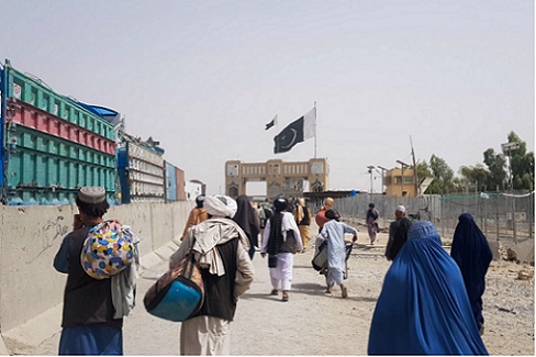 Người dân từ Afghanistan trên đường đến Cổng Hữu nghị xuyên biên giới Pakistan-Afghanistan. (Nguồn: Reuters)