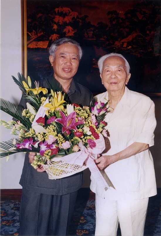 Đại tướng Võ Nguyên Giáp và Phó Thủ tướng Vũ Khoan, năm 2004.