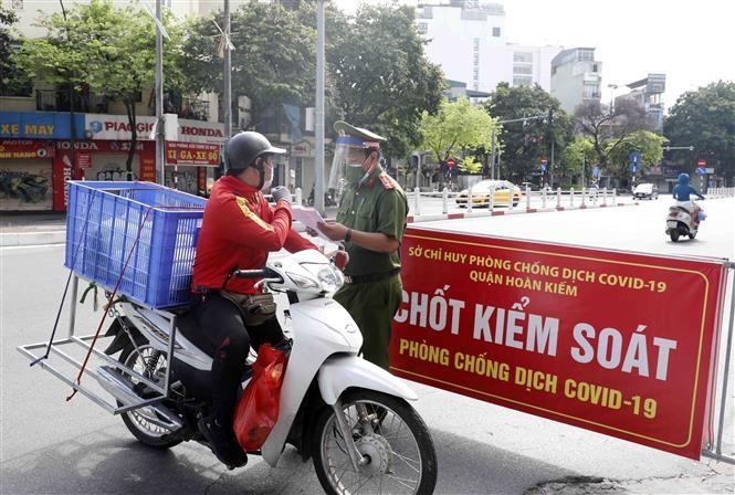 Kiểm tra giấy tờ người tham gia giao thông tại chốt kiểm soát trên phố Điện Biên Phủ, Hà Nội. (Nguồn TTXVN)