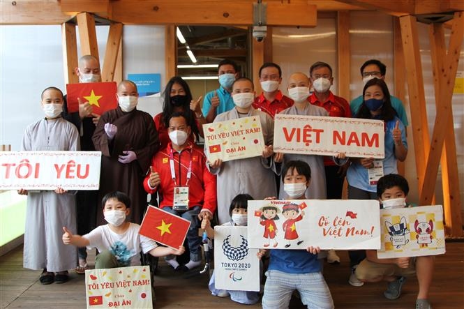Đại diện đại sứ quán và cộng đồng người Việt Nam tại Nhật Bản cổ vũ cho đoàn thể thao Việt Nam. (Ảnh: Thanh Tùng/TTXVN)
