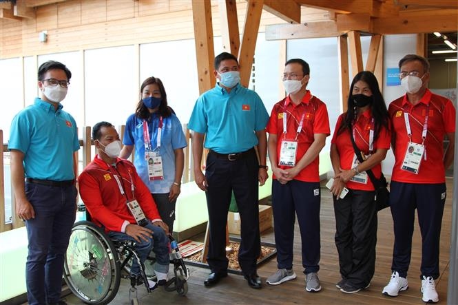 Các đại diện Đại sứ quán Việt Nam tại Nhật Bản (áo xanh) gặp gỡ đoàn thể thao Việt Nam. (Ảnh: Phạm Tuân/TTXVN)