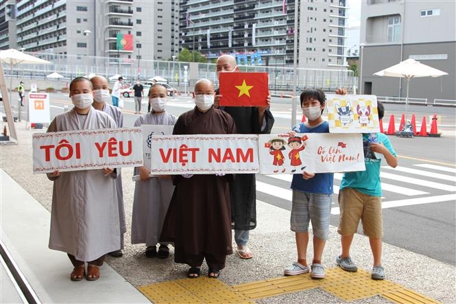 Cộng đồng người Việt Nam tại Nhật Bản cổ vũ cho đoàn thể thao Việt Nam dự Paralympic Tokyo 2020. (Ảnh: Thanh Tùng/TTXVN)