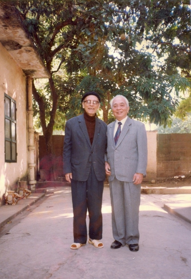 Đại tướng Võ Nguyên Giáp chụp với Cụ Hoàng Minh Giám ngày 4/11/1993 tại Nhà anh (30 Tăng Bạt Hổ, HN) nhân ngày mừng thọ Cụ Giám 90 tuổi. (Ảnh: TGCC)