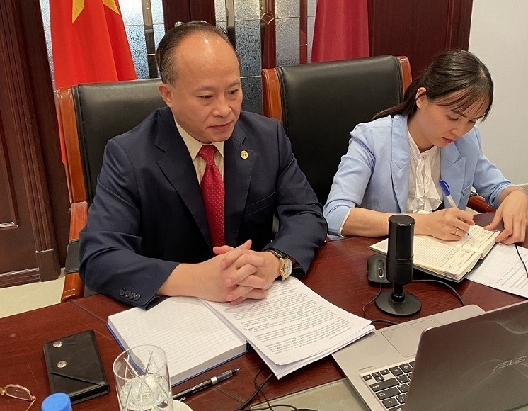Đại sứ Trần Đức Hùng làm việc trực tuyến với Phó Chủ tịch Tập đoàn Vin Group và Trưởng đại diện Quỹ Đầu tư Qatar (QIA) tại Singapore ngày 10/8/2021. (Nguồn: ĐSQ Việt Nam tại Qatar)