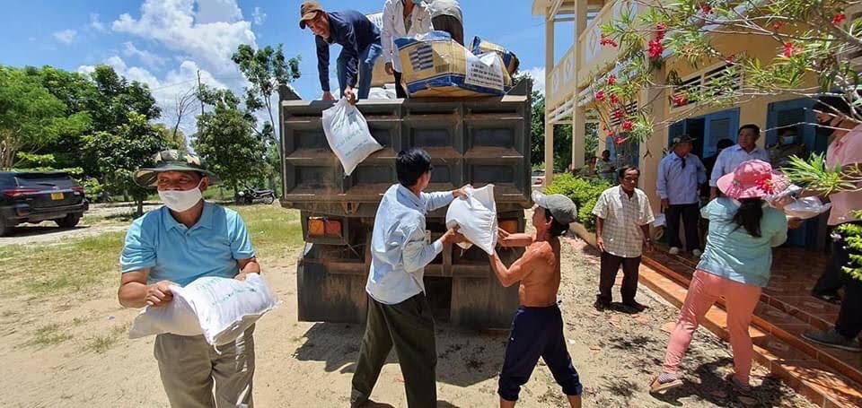 Tổng Lãnh sự Vũ Ngọc Lý (áo xanh, đội mũ) phát quà cứu trợ bà con Việt kiều tỉnh Takeo, tháng 8/2020.