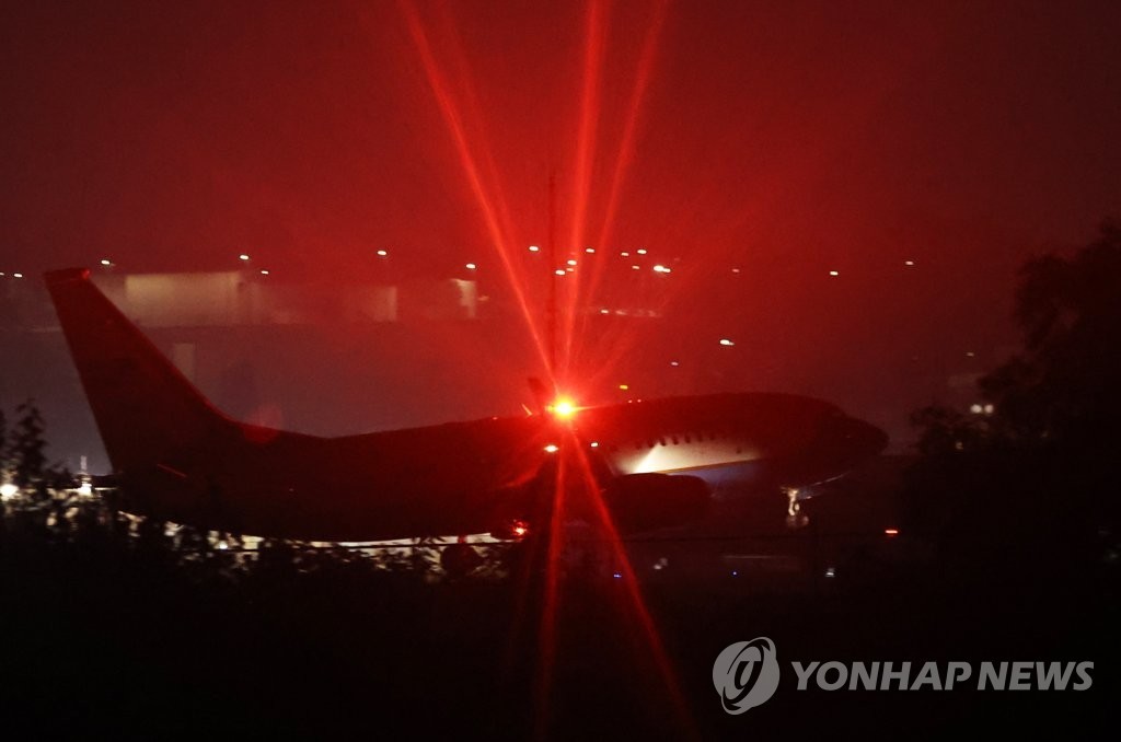 Máy bay C-40C của Không quân Mỹ chở phái đoàn do Chủ tịch Hạ viện Mỹ Nancy Pelosi dẫn đầu đã hạ cánh xuống Căn cứ Không quân Osan ở Pyeongtaek.