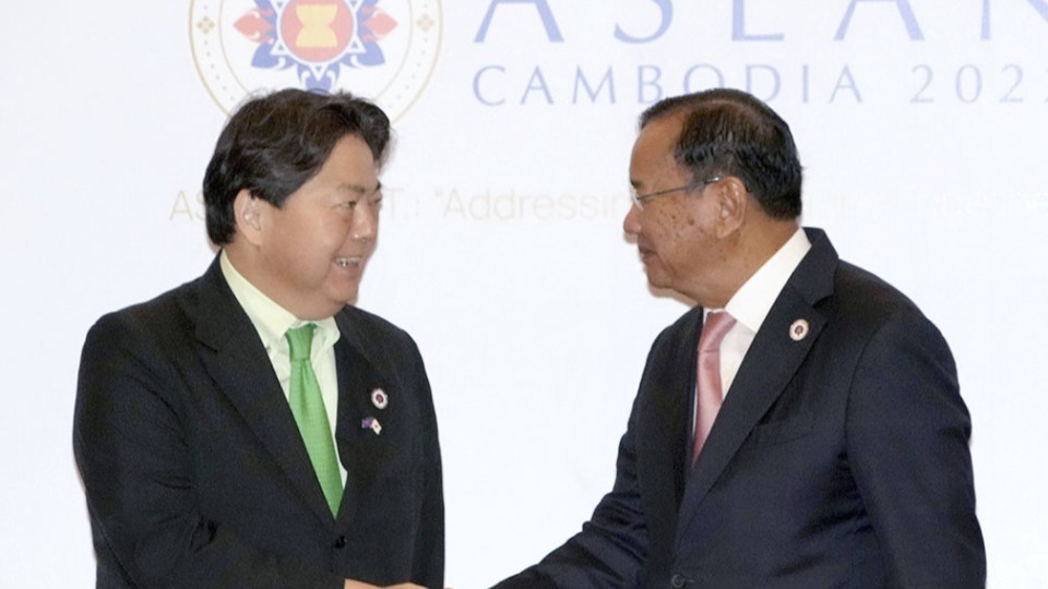 Ngoại trưởng Nhật Bản Hayashi Yoshimasa vàCampuchia Prak Sokhonn tại thủ đô Phnom Penh. (Nguồn: Kyodo)