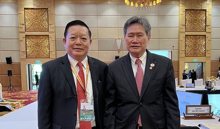 Tiến sĩ Kao Kim Hourn (trái) và Tổng thư ký ASEAN Lim Jock Hoi tại cuộc gặp bên lề AMM-55. (Nguồn: Twitter)