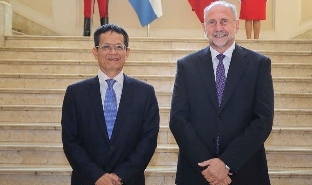 Đại sứ Việt Nam tại Argentina Dương Quốc Thanh và Thống đốc tỉnh Santa Fe Omar Perotti. 