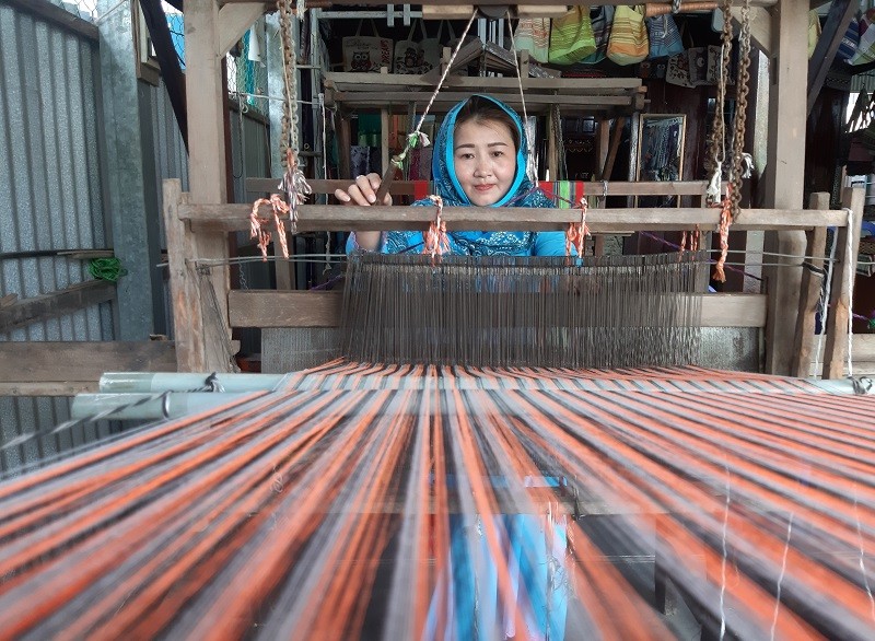 Thiếu nữ Chăm e ấp với chiếc khăn Mat’ra không chỉ giúp tô điểm cho nét đẹp người phụ nữ Chăm, mà còn thể hiện nét văn hóa dân tộc.