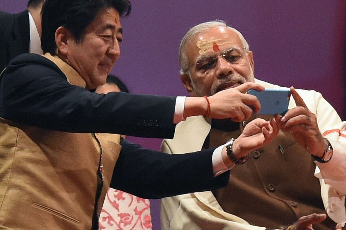 Thủ tướng Ấn Độ Narendra Modi và Thủ tướng Nhật Bản Abe Shinzo trong một cuộc gặp ở Varanasi, Ấn Độ năm 2015. (Nguồn: AFP-JIJI)