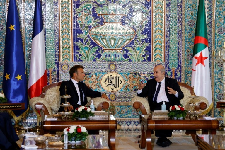 Tổng thống Pháp Emmanuel Macron và người đồng cấp Algeria Abdelmadjid Tebboune. (Nguồn: AFP)