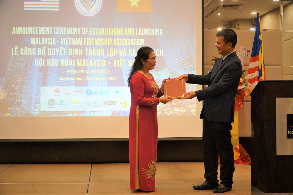 Đại sứ Việt Nam tại Malaysia Trần Việt Thái trao thư chúc mừng của Bộ Ngoại giao cho bà Trần Thị Chang. (Nguồn: TTXVN)