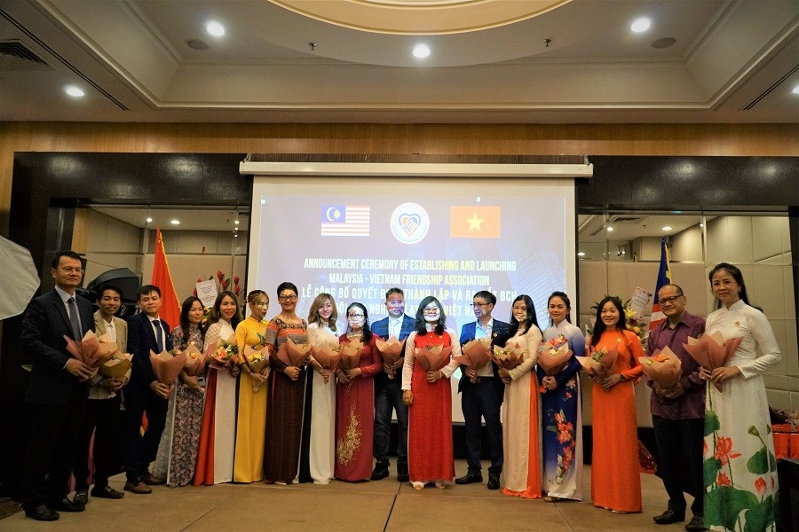 Đại sứ Trần Việt Thái chụp ảnh chung cùng các thành viên của Hội hữu nghị Malaysia-Việt Nam. (Nguồn: TTXVN)
