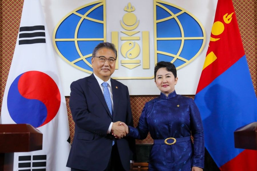 Ngoại trưởng Mông Cổ Batmunkh Battsetseg đón Ngoại trưởng Hàn Quốc Park Jin trong chuyến thăm chính thức Mông Cổ từ ngày 28-30/8. (Nguồn: Montsame)