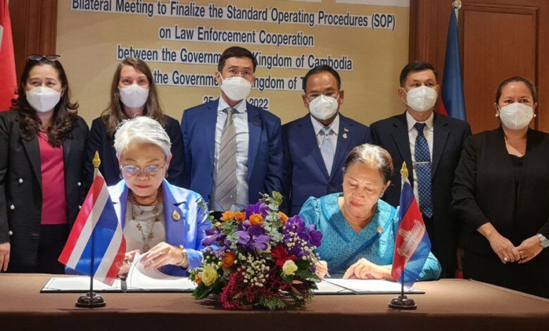  Quốc vụ khanh Nội vụ Campuchia kiêm Phó Chủ tịch thường trực NCCT Chou Bun Eng và Phó Thư ký thường trực của Bộ Phát triển xã hội và An ninh con người Thái Lan Ramrung Worawat ký ký thỏa thuận chống nạn buôn người. (Nguồn: Newstimes)