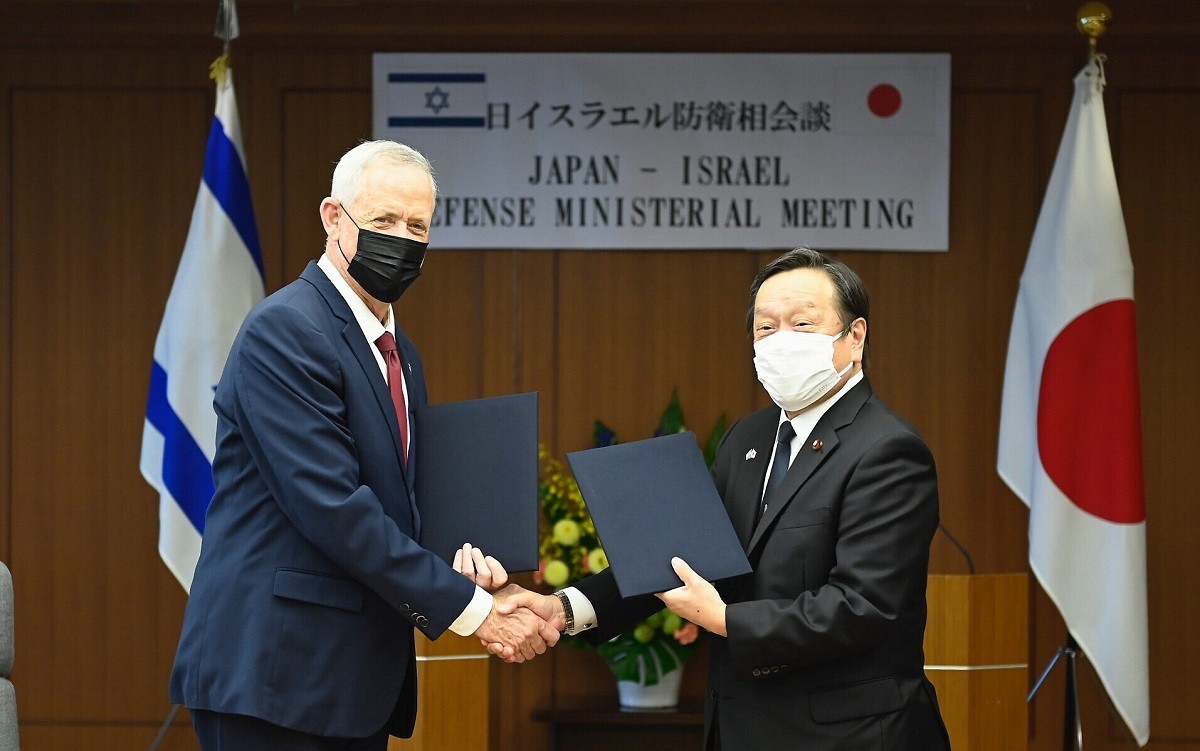 Bộ trưởng Quốc phòng Israel Benjamin Gantz và người đồng cấp Nhật Bản Yasukazu Hamada đã ký bản ghi nhớ về giao lưu quốc phòng giữa hai Bộ Quốc phòng. (Nguồn: AP)