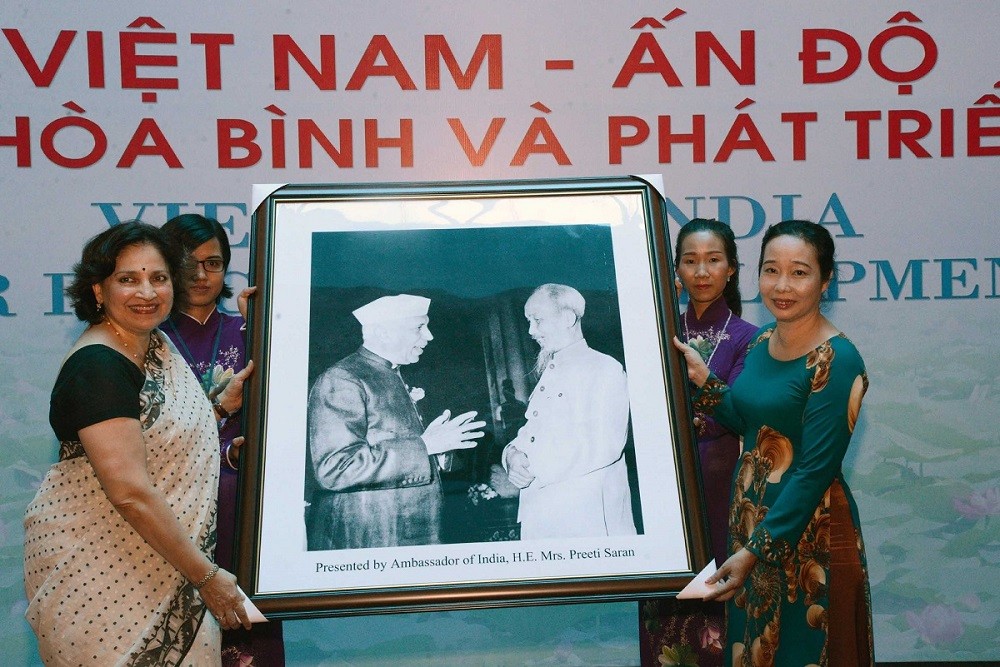 Đại sứ Ấn Độ tại Việt Nam Preeti Saran tặng bức tranh Chủ tịch Hồ Chí Minh và Thủ tướng Ấn Độ Jawaharlal Nehru cho Bảo tàng Chứng tích chiến tranh, ngày 28/8/2015. (Nguồn: TTXVN)