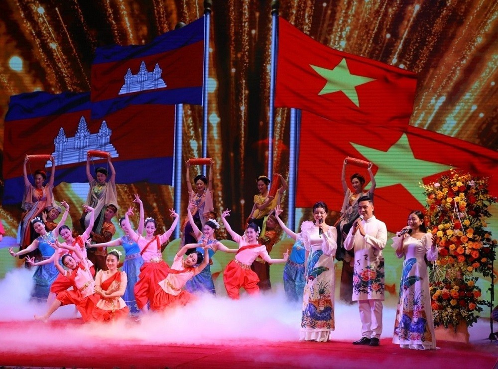 Tiết mục văn nghệ tại Lễ kỷ niệm 55 năm thiết lập quan hệ ngoại giao Việt Nam - Campuchia được tổ chức trọng thể tại Nhà hát lớn, Thủ đô Hà Nội sáng 24/6/2022. (Nguồn: TTXVN)