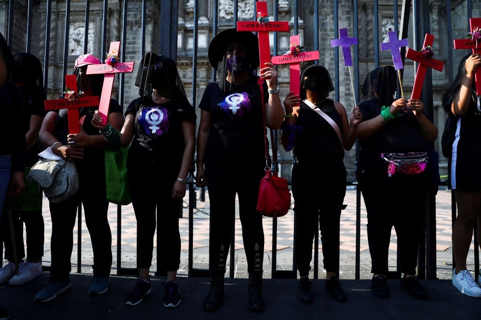 Phụ nữ tham gia cuộc biểu tình chống lại nạn giết phụ nữ và bạo lực đối với phụ nữ ở Thành phố Mexico, ngày 18/5/2022. (Nguồn: Reuters)