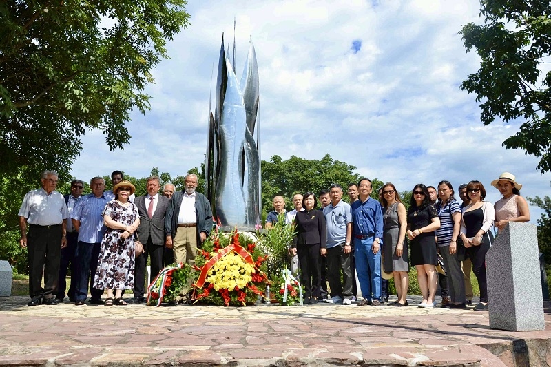 Đại sứ quán Việt Nam tại Hungary cũng đã cùng Hội Hữu nghị Hungary – Việt Nam và Ban Liên lạc cựu chiến binh Việt Nam tại Hungary đến thăm Công viên tưởng niệm của quân đội Hungary ở thành phố Pakozd và dâng hoa tại Đài tưởng niệm những người lính Hungary