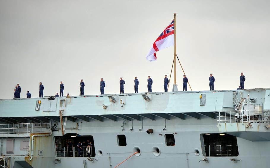 Ngày 4/9, tàu sân bay HMS Queen Elizabeth của Anh đã thực hiện chuyến thăm cảng đầu tiên tại Nhật Bản nhằm thể hiện mối quan hệ hợp tác quốc phòng của hai nước trong khu vực Ấn Độ Dương - Thái Bình Dương, nơi quân đội Trung Quốc đang ngày càng quyết đoán.