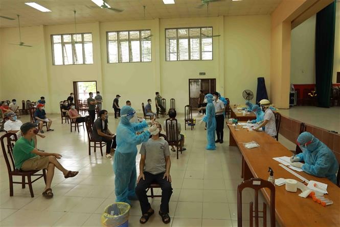Nhân viên y tế lấy mẫu xét nghiệm cho người dân phường Trung Hoà, Cầu Giấy, Hà Nội sáng 5/9. (Nguồn: TTXVN)