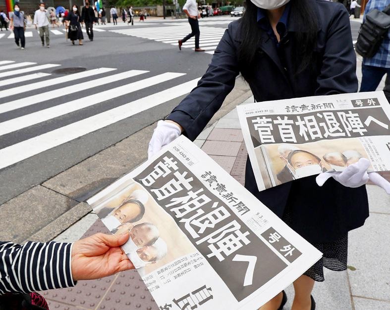 Ấn phẩm phụ của tờ nhật báo đưa tin về việc Thủ tướng Suga Yoshihide tuyên bố từ chức, phát hành ở thủ đô Tokyo ngày 3/9. (Nguồn: AFP)
